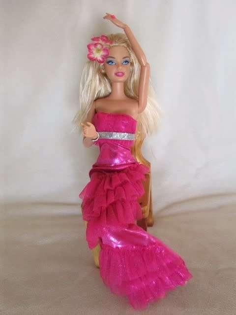 STUNNING MATTEL BARBIE DOLL WITH ARTICULATED (& PIVOTAL) KNEES, WRISTS AND ELBOWS WITH ORIGINAL RING