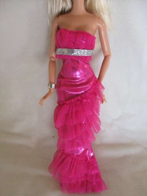 STUNNING MATTEL BARBIE DOLL WITH ARTICULATED (& PIVOTAL) KNEES, WRISTS AND ELBOWS WITH ORIGINAL RING