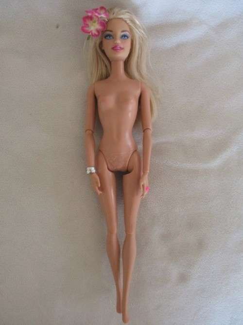STUNNING MATTEL BARBIE DOLL WITH ARTICULATED (& PIVOTAL) KNEES, WRISTS AND ELBOWS WITH ORIGINAL RING