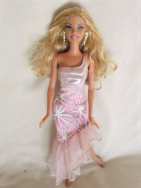 GLAMOROUS MATTEL BARBIE DOLL WITH KNEES THAT BEND AND WEARING ORIGINAL EARRINGS