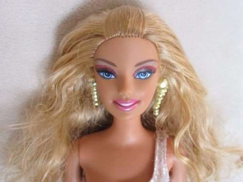 GLAMOROUS MATTEL BARBIE DOLL WITH KNEES THAT BEND AND WEARING ORIGINAL EARRINGS