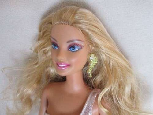 GLAMOROUS MATTEL BARBIE DOLL WITH KNEES THAT BEND AND WEARING ORIGINAL EARRINGS