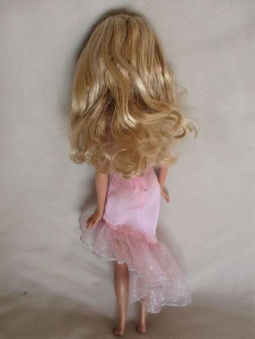 GLAMOROUS MATTEL BARBIE DOLL WITH KNEES THAT BEND AND WEARING ORIGINAL EARRINGS
