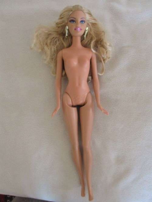 GLAMOROUS MATTEL BARBIE DOLL WITH KNEES THAT BEND AND WEARING ORIGINAL EARRINGS