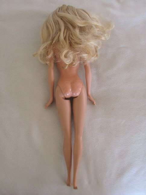 GLAMOROUS MATTEL BARBIE DOLL WITH KNEES THAT BEND AND WEARING ORIGINAL EARRINGS