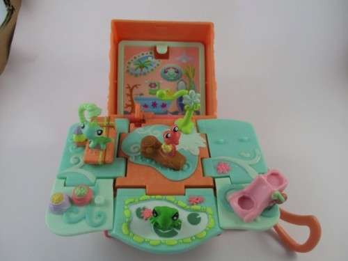 NO.31 - HASBRO LITTLEST PET SHOP - THE CUTEST TRAVEL CARRY FOLDING HOUSE/PLAYGROUND WITH 3 MINI PETS