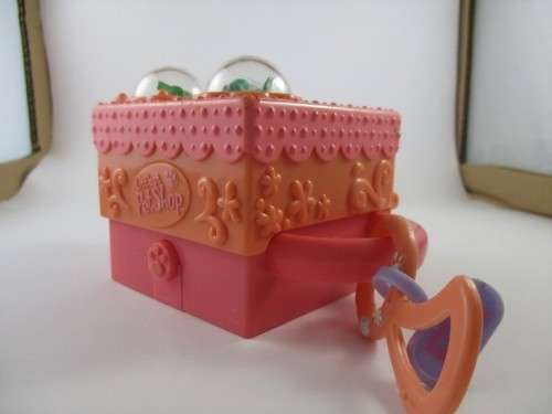 NO.31 - HASBRO LITTLEST PET SHOP - THE CUTEST TRAVEL CARRY FOLDING HOUSE/PLAYGROUND WITH 3 MINI PETS
