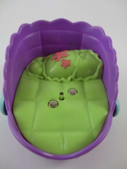 NO.5 - HASBRO LITTLEST PET SHOP - CUTE LPS BED PLUS POLAR BEAR FIGURE