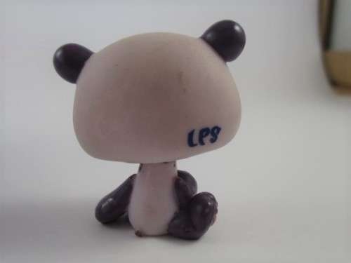NO.5 - HASBRO LITTLEST PET SHOP - CUTE LPS BED PLUS POLAR BEAR FIGURE