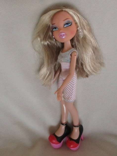 2001 MGA BRATZ DOLL CLOE WITH LOVELY HIGHLIGHTS IN HER HAIR AND ORIGINAL EARRINGS