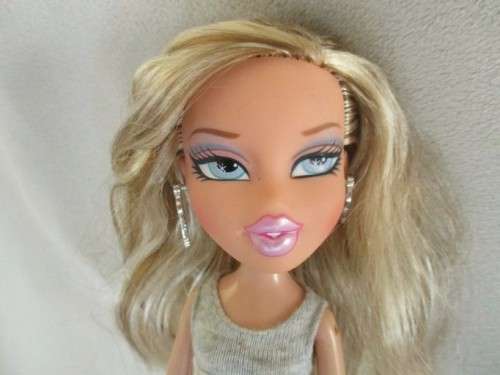 2001 MGA BRATZ DOLL CLOE WITH LOVELY HIGHLIGHTS IN HER HAIR AND ORIGINAL EARRINGS