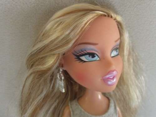 2001 MGA BRATZ DOLL CLOE WITH LOVELY HIGHLIGHTS IN HER HAIR AND ORIGINAL EARRINGS