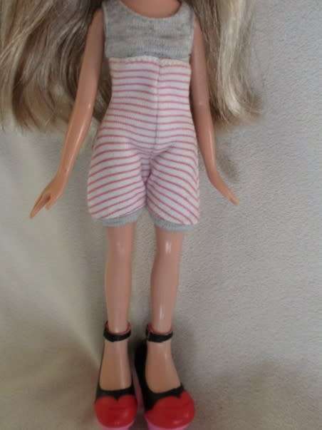 2001 MGA BRATZ DOLL CLOE WITH LOVELY HIGHLIGHTS IN HER HAIR AND ORIGINAL EARRINGS