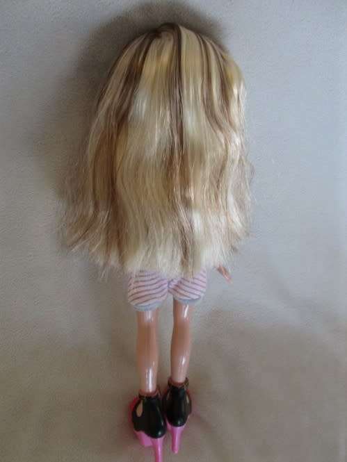 2001 MGA BRATZ DOLL CLOE WITH LOVELY HIGHLIGHTS IN HER HAIR AND ORIGINAL EARRINGS