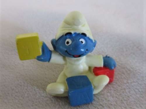 RARE!!  VINTAGE 1984 PEYO SCHLEICH W. GERMANY SMURF PLAYING WITH BLOCKS