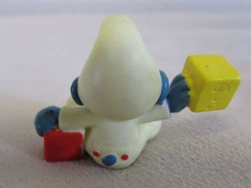 RARE!!  VINTAGE 1984 PEYO SCHLEICH W. GERMANY SMURF PLAYING WITH BLOCKS
