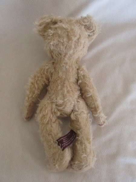 DAISY - THE VINTAGE PICKFORD BRASS BUTTON BEAR WITH PURPOSEFUL 'ANTIQUE BEAR' LOOK