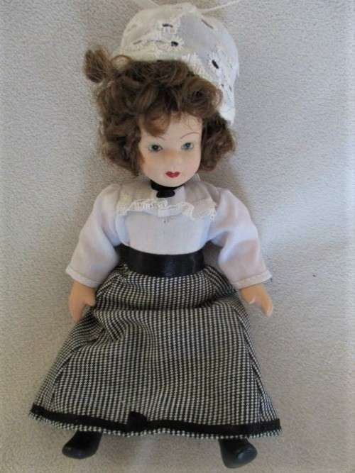NO.L - SMALL ALL-PORCELAIN, FULLY JOINTED PORCELAIN DOLL T0 ADD TO YOUR SMALL DOLL COLLECTION