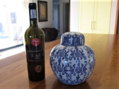 A BEAUTIFUL LARGE CHINESE BLUE AND WHITE GINGER JAR WITH LID