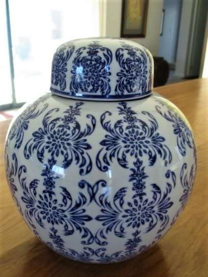 A BEAUTIFUL LARGE CHINESE BLUE AND WHITE GINGER JAR WITH LID