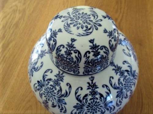 A BEAUTIFUL LARGE CHINESE BLUE AND WHITE GINGER JAR WITH LID