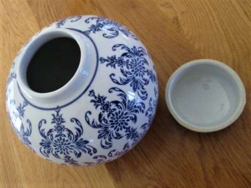 A BEAUTIFUL LARGE CHINESE BLUE AND WHITE GINGER JAR WITH LID