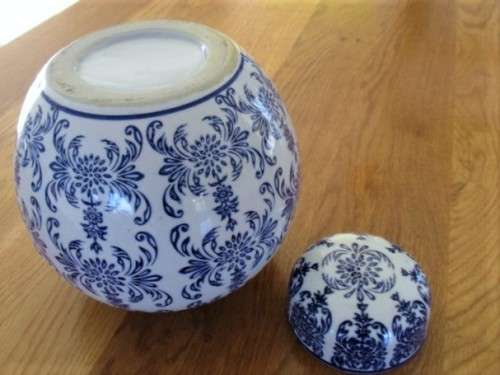 A BEAUTIFUL LARGE CHINESE BLUE AND WHITE GINGER JAR WITH LID