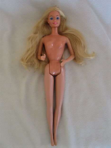 VINTAGE MATTEL BARBIE DOLL WITH VERY LONG HAIR - MADE IN TAIWAN - CIRCA 1970 - 1987 - NOT PERFECT