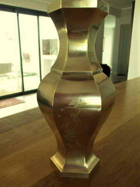 A BEAUTIFUL LARGE CHINESE BRASS VASE ENGRAVED WITH BIRDS, BUTTERFLIES AND CHERRY BLOSSOMS