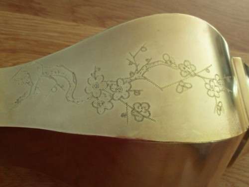 A BEAUTIFUL LARGE CHINESE BRASS VASE ENGRAVED WITH BIRDS, BUTTERFLIES AND CHERRY BLOSSOMS