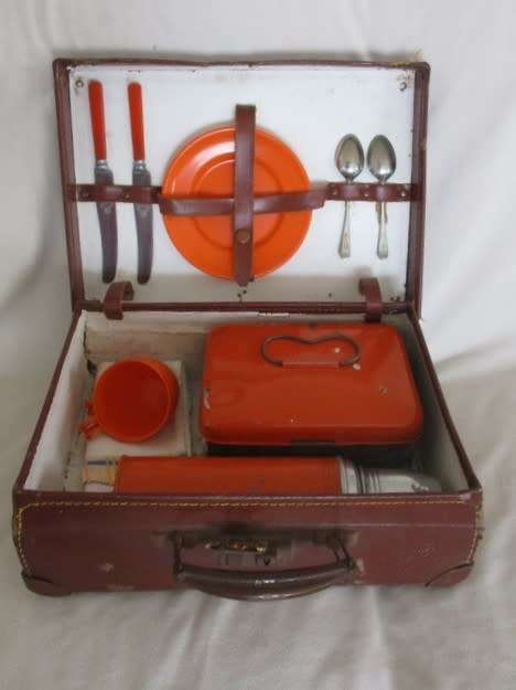 A VINTAGE 1930's? PICNIC SET CONTAINING TIN FLASK AND BOX AND OLD GLASS BOTTLES WITH PONTIL MARKS