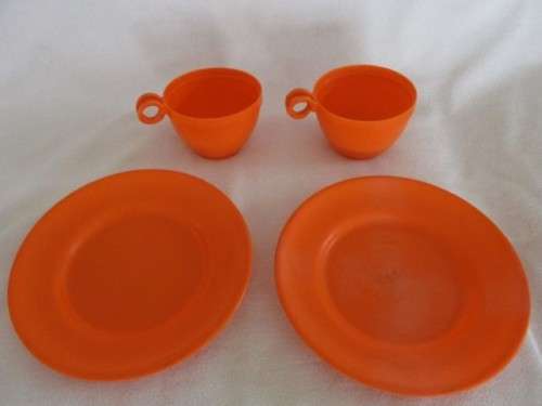 A VINTAGE 1930's? PICNIC SET CONTAINING TIN FLASK AND BOX AND OLD GLASS BOTTLES WITH PONTIL MARKS