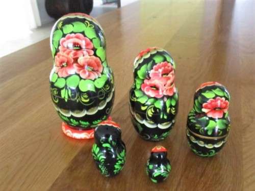 BEAUTIFUL RUSSIAN 5 PIECE HAND PAINTED MATRYOSHKA NESTING DOLL SET WITH EXOTIC BIRD AND FLOWERS