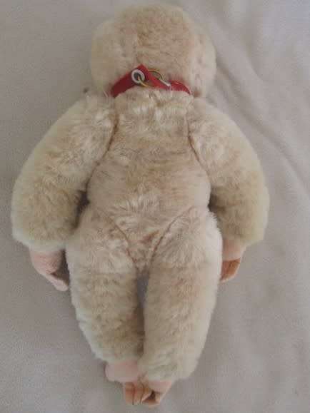A VINTAGE 1950's/60's FULLY JOINTED MOHAIR RUBBER-FACED SCHUCO MONKEY WITH FELT EARS AND SQUEAKER
