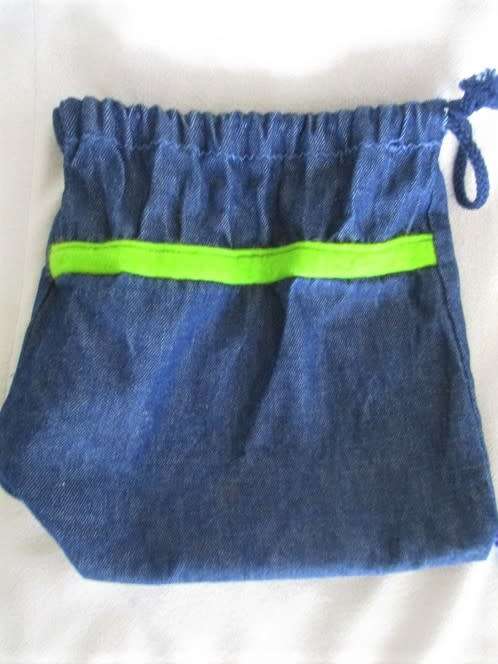 A DENIM DRAWSTRING BAG CONTAINING 160 GOOD QUALITY MARBLES PLUS 6 SHOOTERS IN VARIOUS SIZES