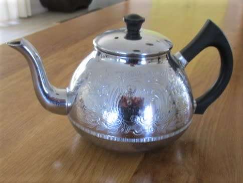 A PRETTY VINTAGE 1950's SWAN, ENGLAND CHROMALIN TEAPOT
