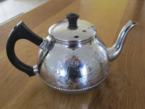 A PRETTY VINTAGE 1950's SWAN, ENGLAND CHROMALIN TEAPOT