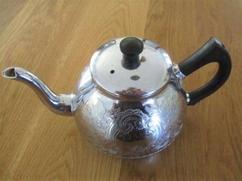 A PRETTY VINTAGE 1950's SWAN, ENGLAND CHROMALIN TEAPOT