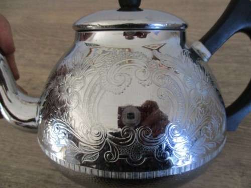 A PRETTY VINTAGE 1950's SWAN, ENGLAND CHROMALIN TEAPOT