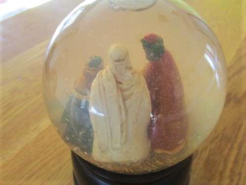 CHRISTMAS IS COMING - A LARGE VINTAGE MUSICAL GLASS SNOW GLOBE - NATIVITY SCENE PLAYING SILENT NIGHT