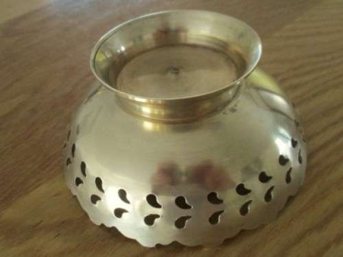 A SMALL VINTAGE DECORATIVE BRASS BOWL WITH PEACOCK DESIGN