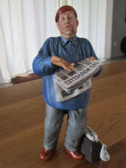 RATHER RARE ROYAL DOULTON FIGURINE (RETIRED) - THE PARISIAN HN2445 (NEWSPAPER SELLER) CIRCA 1972-75