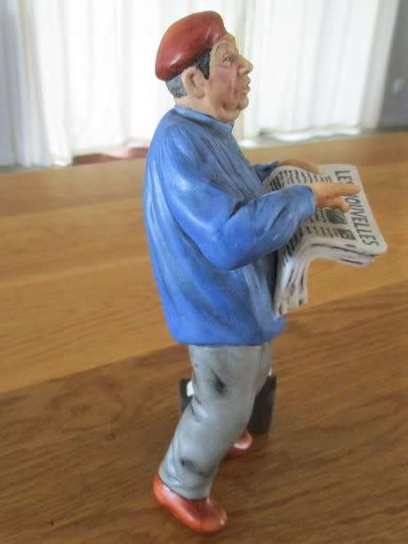 RATHER RARE ROYAL DOULTON FIGURINE (RETIRED) - THE PARISIAN HN2445 (NEWSPAPER SELLER) CIRCA 1972-75