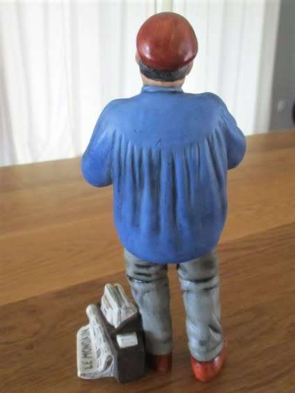 RATHER RARE ROYAL DOULTON FIGURINE (RETIRED) - THE PARISIAN HN2445 (NEWSPAPER SELLER) CIRCA 1972-75