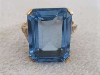 VINTAGE 9CT GOLD AND BLUE TOPAZ RING - WEIGHT 4.8g