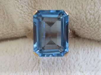 VINTAGE 9CT GOLD AND BLUE TOPAZ RING - WEIGHT 4.8g