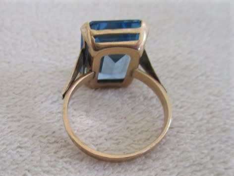 VINTAGE 9CT GOLD AND BLUE TOPAZ RING - WEIGHT 4.8g