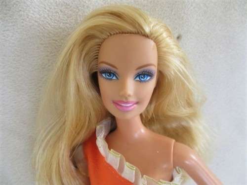 STUNNING MATTEL BARBIE DOLL WITH ARTICULATED (& PIVOTAL) KNEES, WRISTS AND ELBOWS