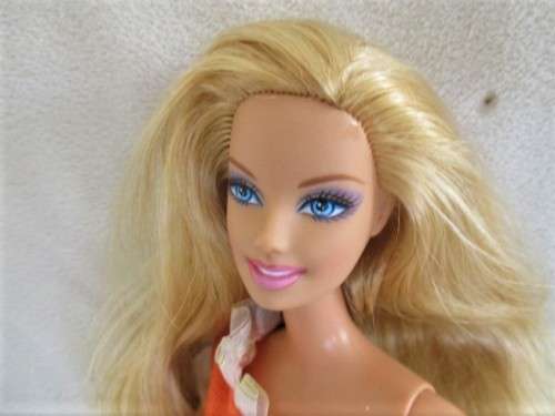 STUNNING MATTEL BARBIE DOLL WITH ARTICULATED (& PIVOTAL) KNEES, WRISTS AND ELBOWS