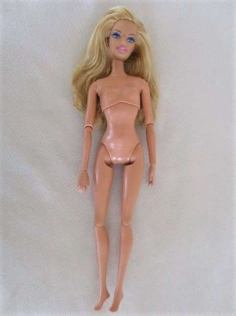 STUNNING MATTEL BARBIE DOLL WITH ARTICULATED (& PIVOTAL) KNEES, WRISTS AND ELBOWS